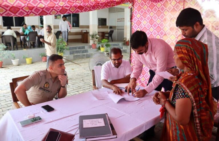 संभल-थाना समाधान दिवस के अवसर पर पुलिस अधीक्षक कृष्ण कुमार और अपर जिलाधिकारी की अध्यक्षता में जनसुनवाई आयोजित की गई