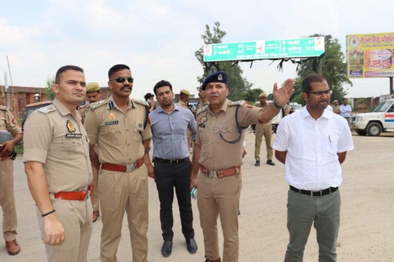 संभल-DIG मुनिराज और एसपी कृष्ण कुमार ने कांवड़ यात्रा के मद्देनजर मनोटा पुल पर कांवड़ मार्गों का निरीक्षण किया