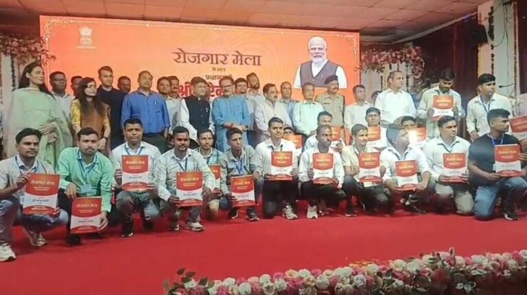 आगरा-आज देशभर के 47 स्थानों पर प्रधानमंत्री मोदी के 16वें रोजगार मेले का हुआ आयोजन