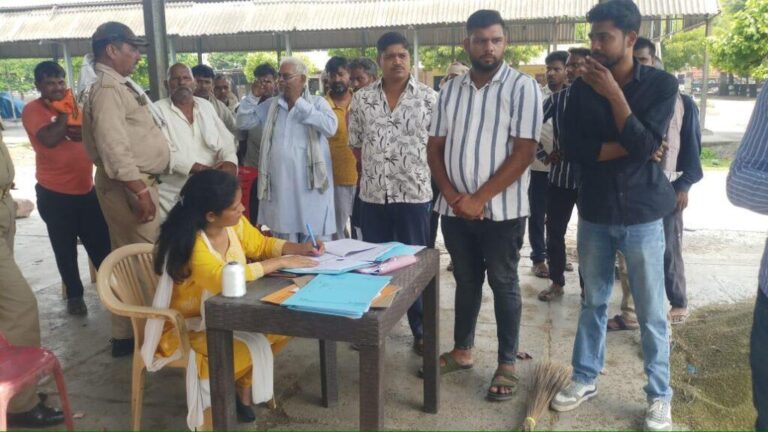 आगरा-फतेहपुर सीकरी में मूंग क्रय खरीद केंद्र का निरीक्षण उप जिला अधिकारी नीलम तिवारी ने किया