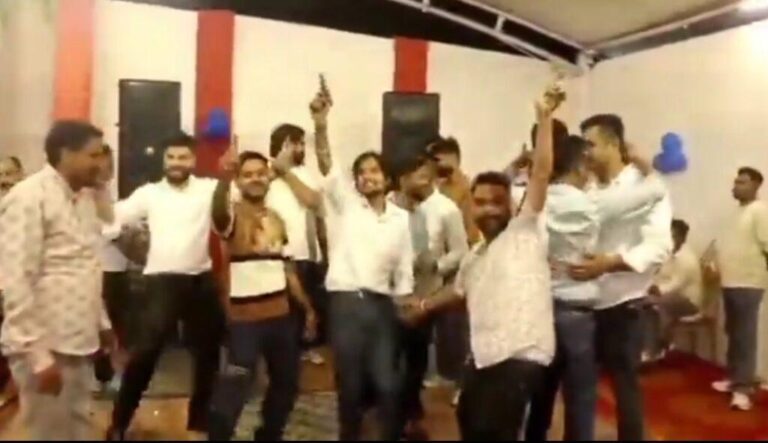पीलीभीत-मधुबन होटल में बर्थडे पार्टी के दौरान दो युवकों द्वारा पिस्टल लहराने का वीडियो वायरल