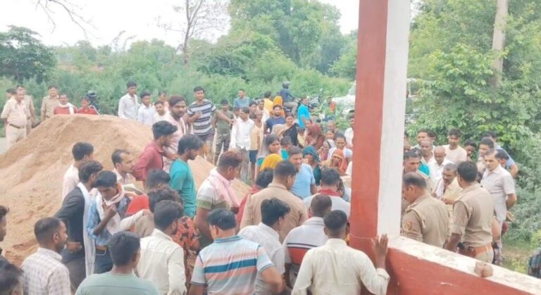 रायबरेली-गुरबक्शगंज थाना क्षेत्र के सतांव गांव में एक संदिग्ध परिस्थिति में एक नाबालिग किशोरी का शव एक दुकान के बेसमेंट में मिला
