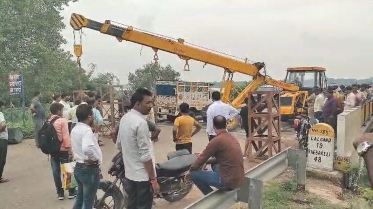 रायबरेली-सरेनी क्षेत्र में स्थित गेगासो गंगा पुल क्षतिग्रस्त हो गया है, जिससे जिला प्रशासन ने भारी वाहनों के आवागमन पर रोक लगा दी है
