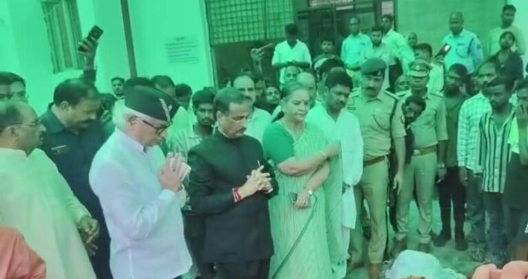 लखनऊ-एक व्यक्ति की नाले में गिरकर मौत हो गई थी, जिसके बाद मृतक की पत्नी ने बीजेपी पार्षद पर लापरवाही का आरोप लगाते हुए मुकदमा दर्ज कराया है