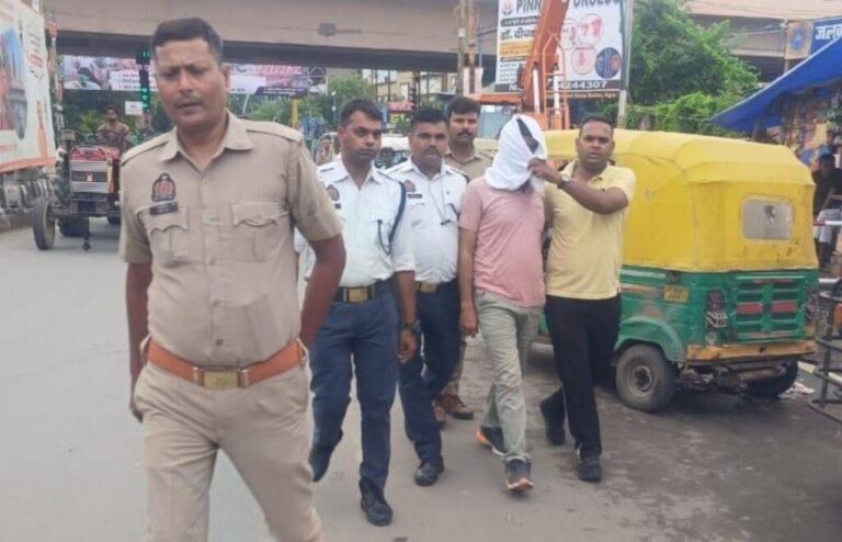 आगरा-यातायात पुलिस ने कार से पकड़ा अवैध गांजा