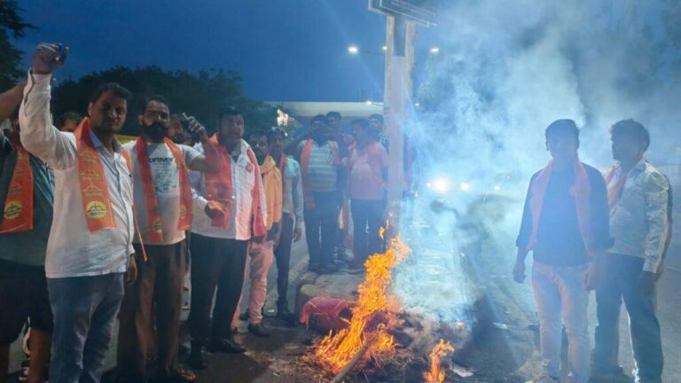 आगरा-नहीं थम रहा महाराष्ट्र में हिंदी मराठी विवाद
