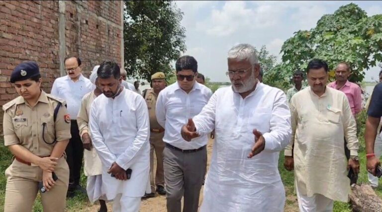 हमीरपुर-स्वतंत्र देव सिंह बोले यूपी मे बाढ़ जैसे हालात नहीं,यमुना बेतवा का निरिक्षण कर कहा सरकार सतर्क