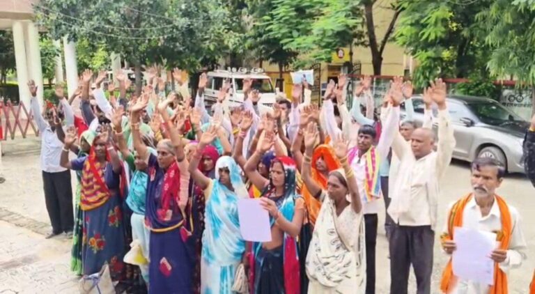 हमीरपुर-सड़क को लेकर कलेक्ट्रेट में ग्रामीणों का प्रदर्शन
