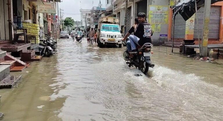 संभल-बहजोई के काली मंदिर रोड की सड़कों की हालत काफी खराब है, जिससे लोगों को परेशानी हो रही है