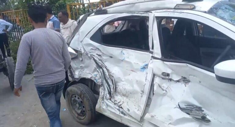 संभल-संभल में तेज रफ्तार डबल डेकर बस ने कार सवार पिता पुत्र को रौंदा