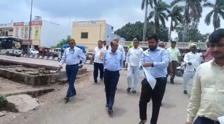 अयोध्या-डीजी हेल्थ रतनपाल सुमन अयोध्या आज पहुंचे और अयोध्या के सीतापुर आंख अस्पताल उच्चीकरण का स्थलीय निरीक्षण किया