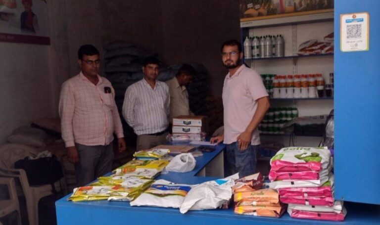 संभल-संभल में शासन के निर्देशों के क्रम में उर्वरक विक्रेताओं के दुकानों पर छापेमारी की गई