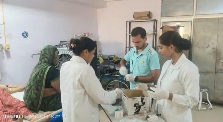 मथुरा-गोवर्धन की परिक्रमा देने जा रहे ट्रॉली में सवार श्रद्धालुओं का ट्रैक्टर पलटा, लगभग 15 महिलाओ समेत परिक्रमार्थी हुए घायल