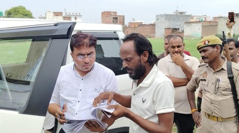 संभल-बहजोई में एक भूमि विवाद को लेकर राजस्व विभाग की टीम ने पैमाइश की