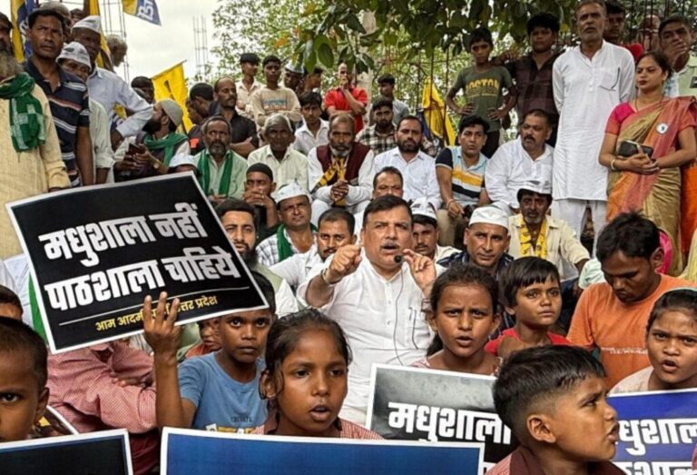 संभल-उत्तर प्रदेश की योगी सरकार पर आम आदमी पार्टी के राज्यसभा सांसद संजय सिंह ने शिक्षा विरोधी होने का आरोप लगाया है