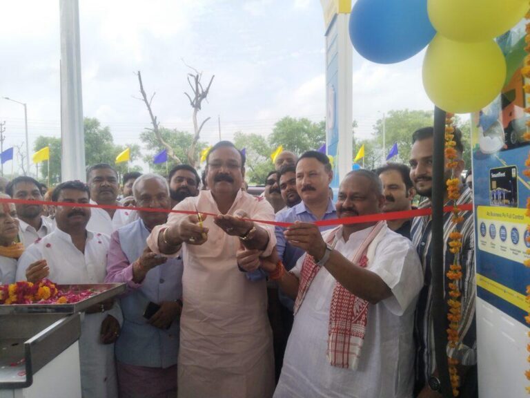 आगरा-किरावली में पंकज फिलिंग स्टेशन का उद्घाटन लोकसभा फतेहपुर सीकरी क्षेत्र के सांसद राजकुमार चाहर ने किया
