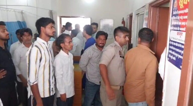संभल-स्कूल बस ड्राइवर की लापरवाही से गईं 6 वर्षीय छात्रा की जान