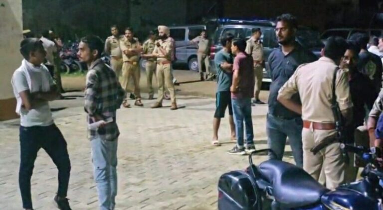 आगरा-महिला के छत से गिरने का मामला