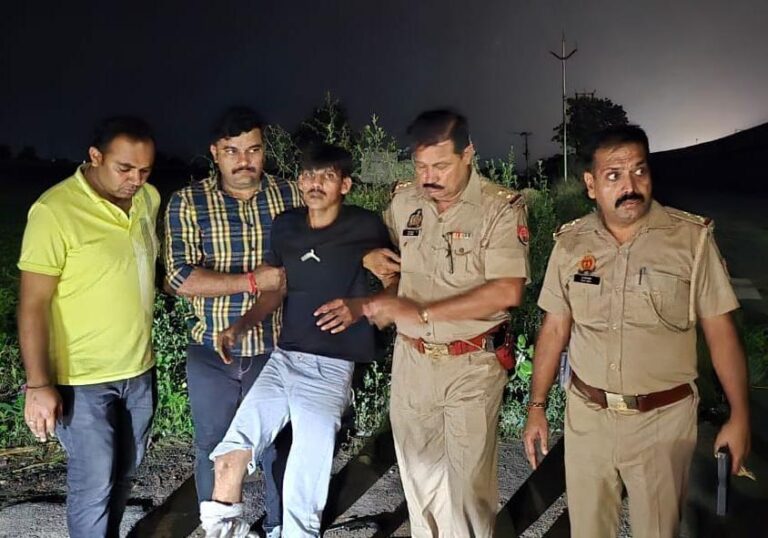 हापुड़- *हापुड़ में पुलिस पर शातिर चोरों ने चलाई गोली बाल- बाल बचे थाना प्रभारी विजय कुमार गुप्ता।*