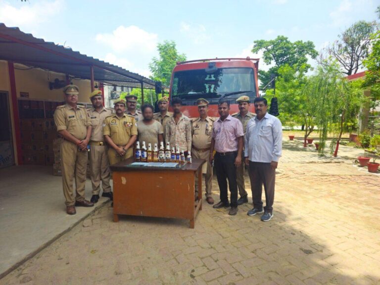 लखनऊ-गोसाईगंज पुलिस टीम ने 18 जुलाई 2025 की रात एक विशेष सूचना पर कबीरपुर के पास एक डीसीएम में विदेशी शराब होने की सूचना पर कार्रवाई की