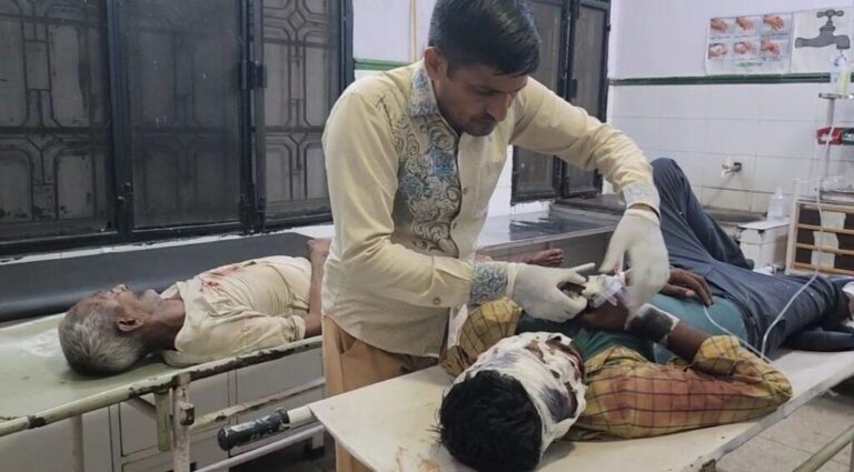 संभल-एक सड़क हादसे में बुजुर्ग की मौत हो गई और तीन कांवड़िए घायल हो गए