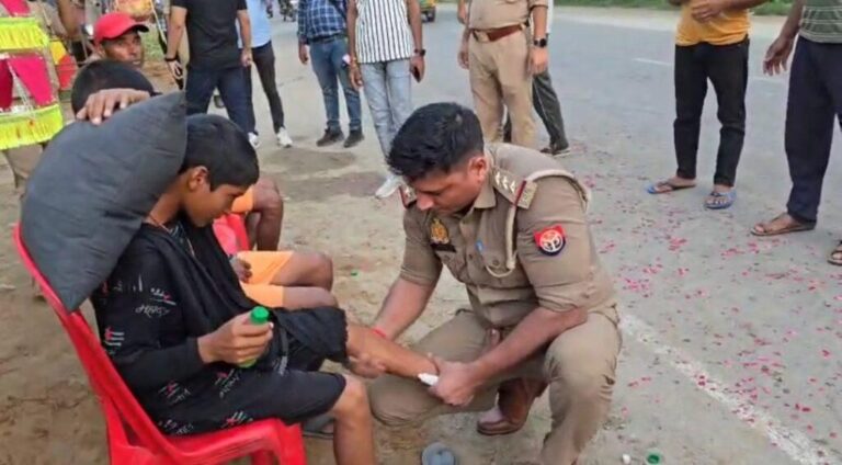 संभल-संभल में कांवड़ियों की सेवा में लगी योगी की पुलिस