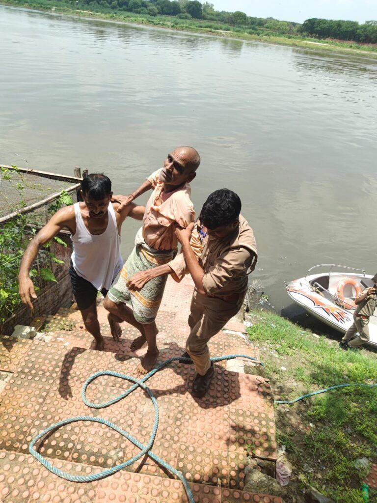 आगरा-दशहरा घाट पर 72 वर्षीय बुजुर्ग ने की आत्महत्या की कोशिश