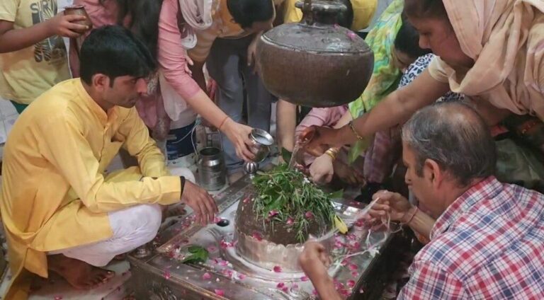 संभल-शिवालयों में भोर से ही बड़ी संख्या में पूजा-अर्चना करने के लिए पहुंचे