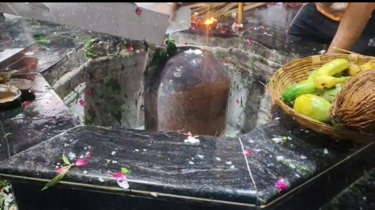 संभल-सावन माह का दूसरे सोमवार को जलाभिषेक करने पहुंचे श्रृद्धालु