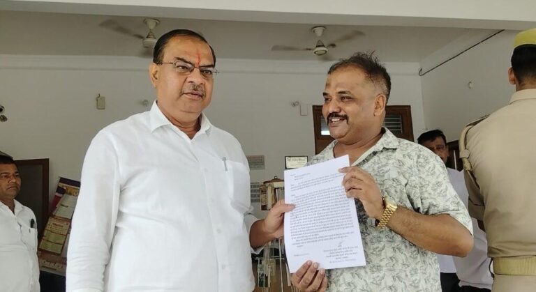 संभल-हिन्दू शक्ति दल के राष्ट्रीय अध्यक्ष ने पूर्व मंत्री स्वामी प्रसाद मौर्य और सपा विधायक इकबाल महमूद के खिलाफ FIR दर्ज करने की मांग की है
