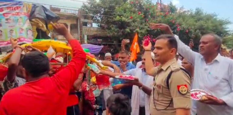 संभल-मुस्लिम समाज और एसपी संभल ने कावड़ियों का सम्मान किया और उन्हें पुष्प वर्षा कर फल और जल वितरित किया