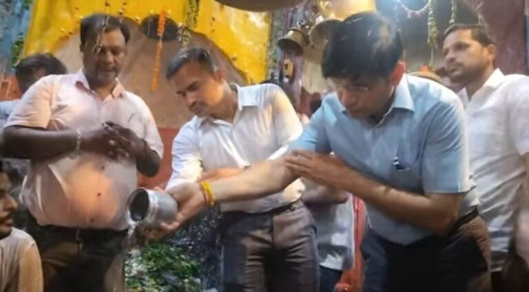 संभल-DM और SP ने सादातबाड़ी स्थित पातालेश्वर महादेव मंदिर में शिवभक्तों पर पुष्पवर्षा की और पातालेश्वर महादेव के दर्शन किए
