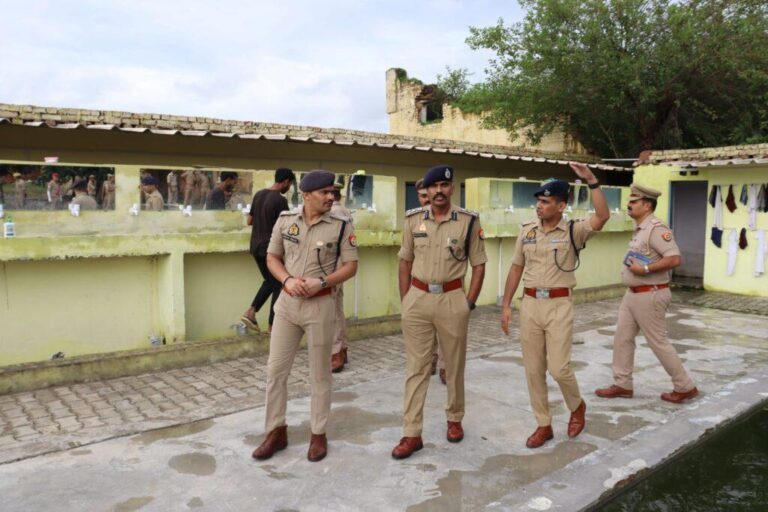 संभल-DIG और SP ने किया रिक्रुट आरक्षियों के प्रशिक्षण केंद्र का निरीक्षण