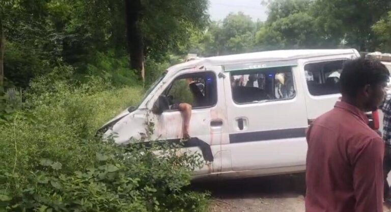 आगरा-बाह मार्ग पर भीषण सड़क हादसा