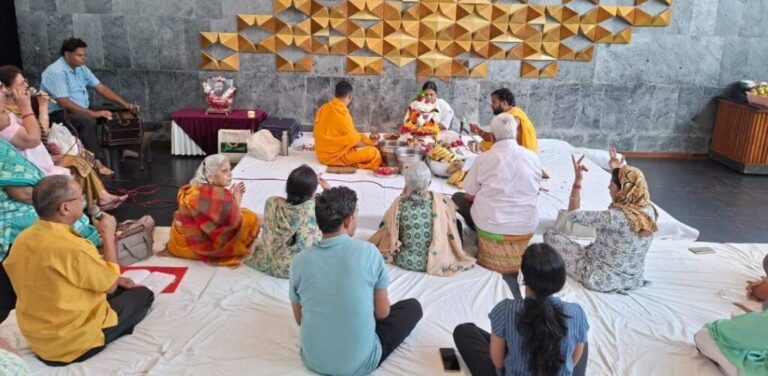मेरठ-द आर्ट ऑफ लिविंग द्वारा आयोजित एक कार्यक्रम में श्रावण मास के दौरान भगवान शिव की पूजा और रुद्राभिषेक का आयोजन किया गया
