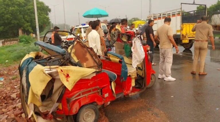आगरा-अज्ञात वाहन ने पीछे से सवारियों से भरे टेम्पो में मारी टक्कर