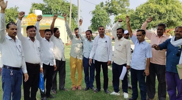 संभल-संभल में शिक्षामित्रों ने अध्यापक से शिक्षामित्र बनाए जाने के विरोध में काला दिवस मनाया और सरकार के खिलाफ प्रदर्शन किया