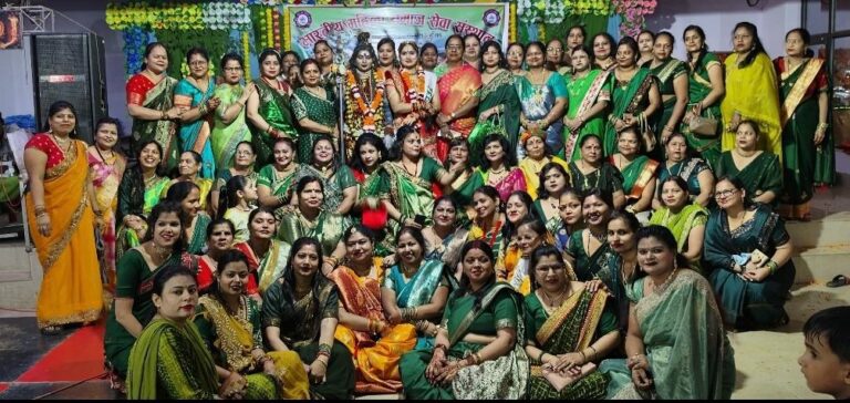 संभल-तीज क्वीन प्रतियोगिता में स्वाति वार्ष्णेय के सिर सजा तीज क्वीन का ताज