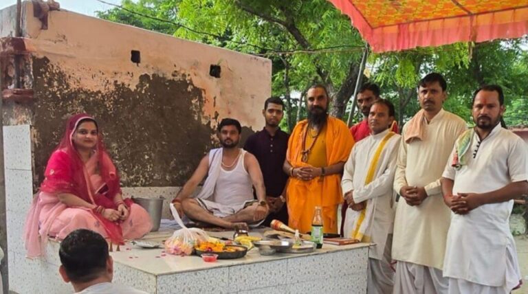 आगरा-सावन मास में भगवान शिव के 11000 पार्थेश्वर शिवलिंगों का पूजन और अभिषेक किया गया