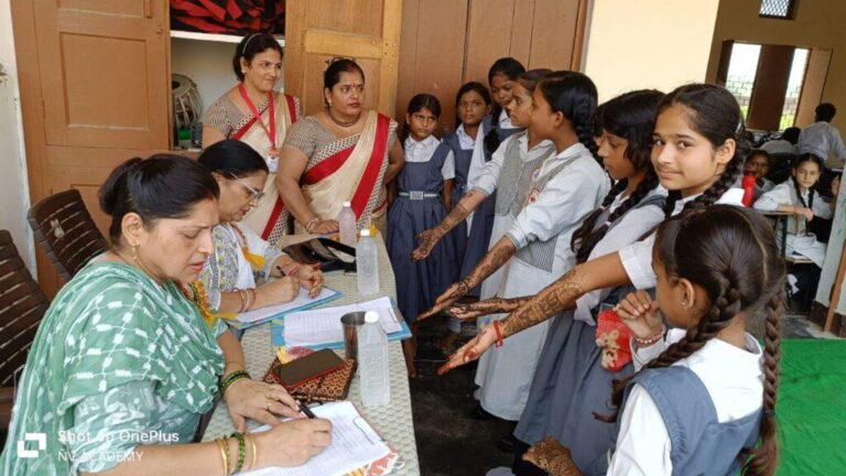 संभल-कृष्ण मुरारी मनोरमा अग्रवाल सरस्वती विद्या मंदिर इंटर कॉलेज में मेहंदी प्रतियोगिता का आयोजन किया गया