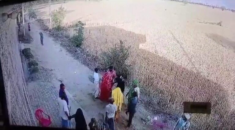 मथुरा-गांव के दबंग लोगों से भयभीत होकर पीड़ितों ने छोड़ा गाँव घर मे लगाया ताला
