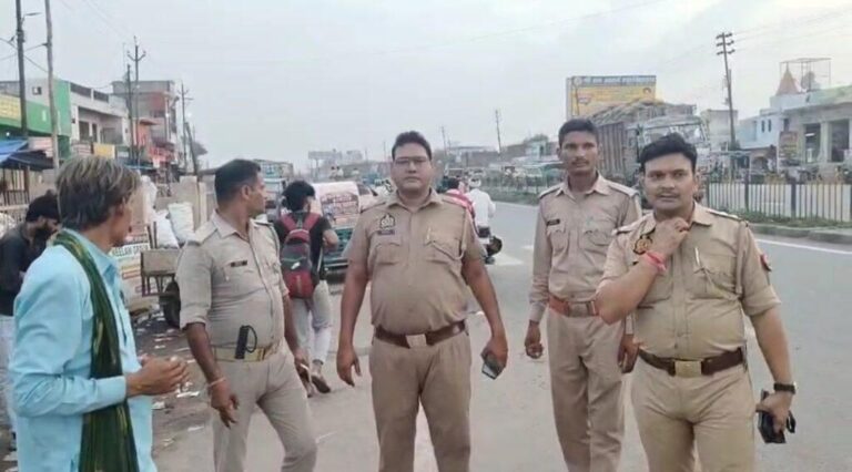 आगरा-किरावली में कानून व्यवस्था बनाए रखने के लिए रविवार शाम को पैदल गश्त और चेकिंग अभियान चलाया गया