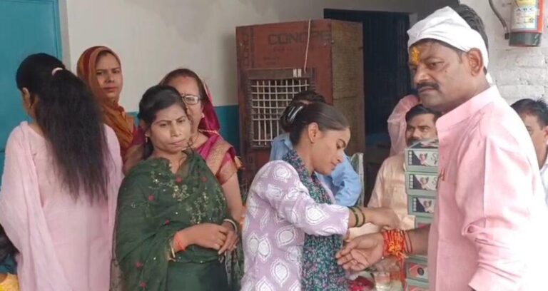 इटावा-सर्वप्रिय समाज पार्टी के राष्ट्रीय अध्यक्ष ने सैकड़ो महिलाओं के साथ राखी का पर्व मनाया