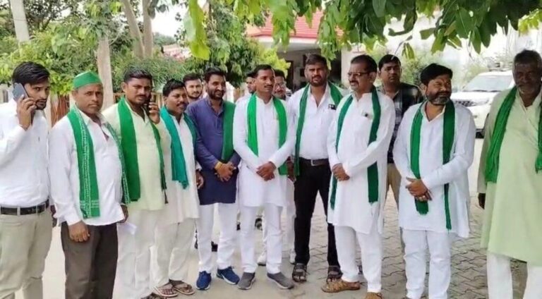 संभल-भारतीय किसान यूनियन टिकेट गुट ने डीएम को सौंपा ज्ञापन