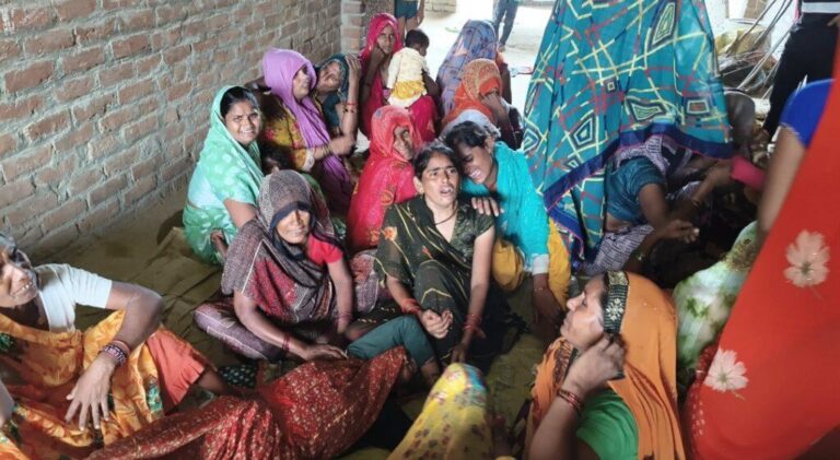 संभल-सड़क किनारे खड़े ई रिक्शा में सवार नौ लोगों को रोडवेज ने मारी टक्कर, एक की मौत