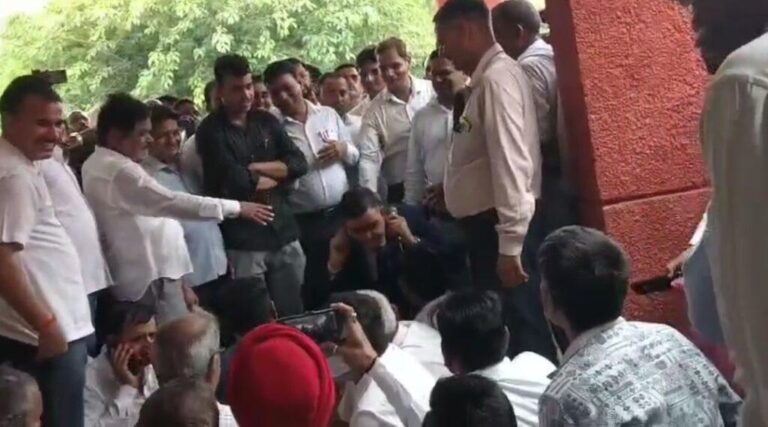शाहजहांपुर-शाहजहांपुर में एक IAS अफसर के कान पड़कर उठक बैठक लगाते हुए वीडियो सामने आया है