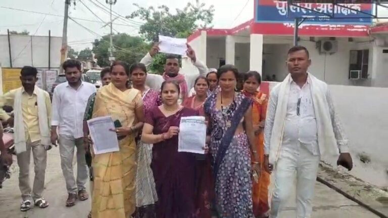संभल-मैनपुरी से सपा सांसद डिंपल यादव पर मौलाना द्वारा की गई टिप्पणी के बाद संभल में सपा महिला सभा ने की मौलाना पर FIR की मांग