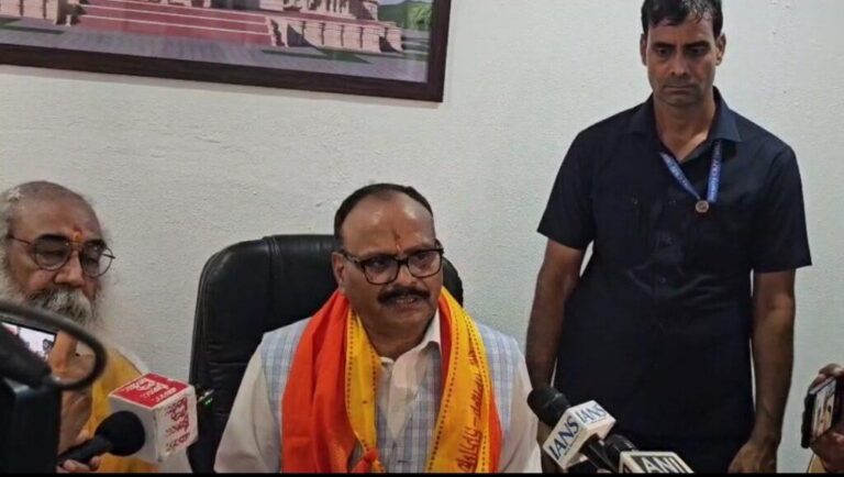 संभल-डिम्पल यादव सांसद के मामले पर बोले डिप्टी सीएम