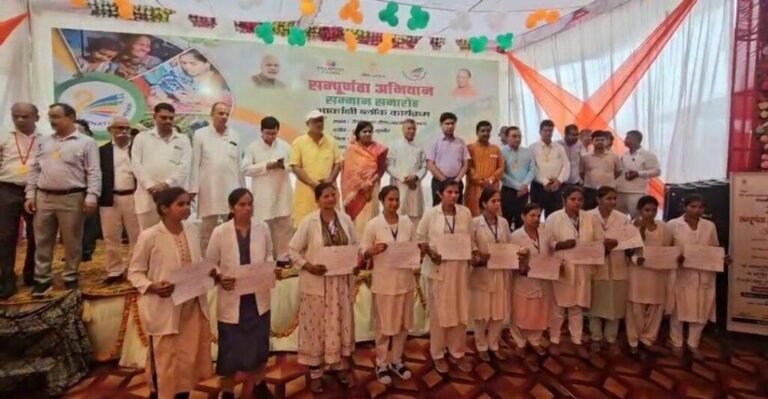 संभल-नीति आयोग द्वारा आयोजित कार्यक्रम आकांक्षा हाट प्रभारी मंत्री धर्मवीर सिंह प्रजापति ने किया फीता काट कर शुभारम्भ