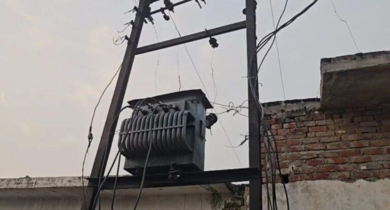 संभल-योगी सरकार के आदेश को हवा मे उड़ा विधुत बिभाग